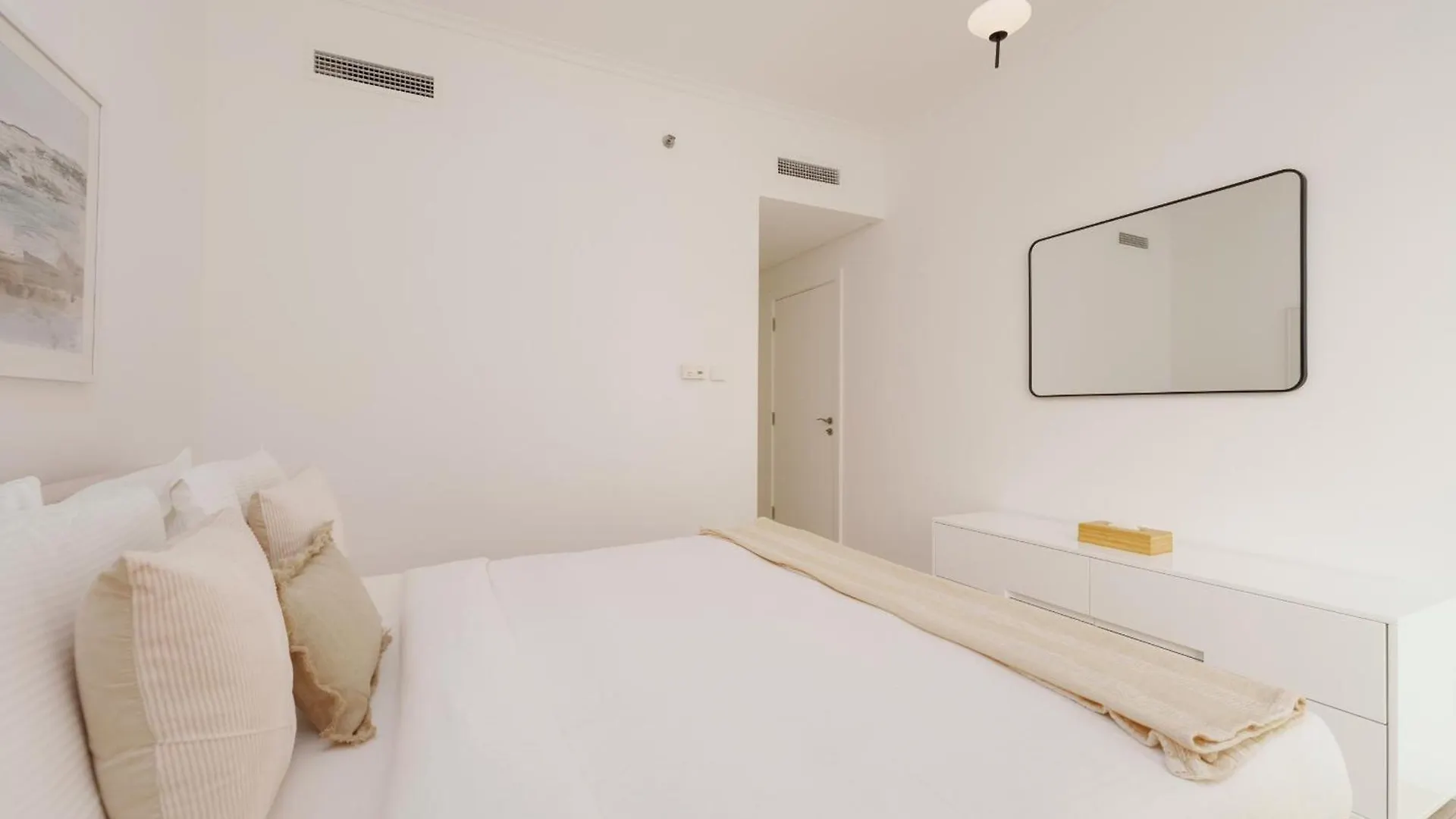 Apartment Burj Views East, Downtown Dubai - Mint Stay
